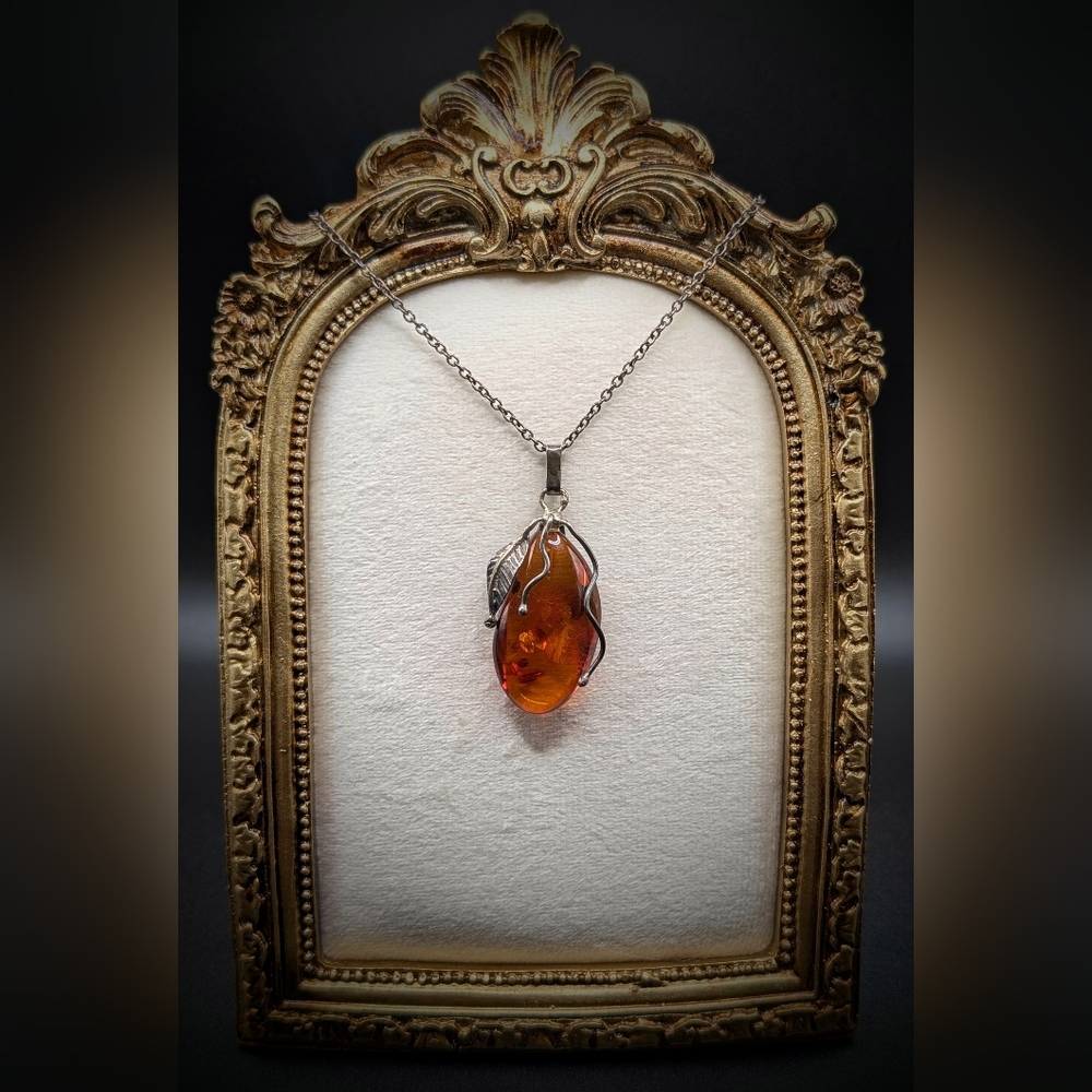 Vintage Baltic Amber Pendant with Silver-Tone Leaf Design – Warm Cognac Glow